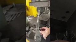 Staffa a L per stampaggio